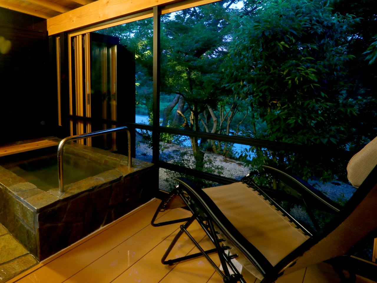 夜にはライトアップされた景色を眺めながら夜風にあたってゆっくりリラックス♪