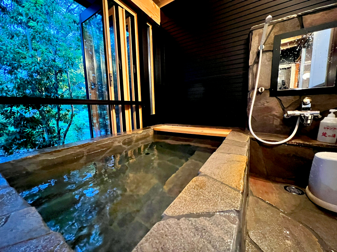 温泉 ”梵の湯” は無色透明のおだやかな泉質で肌がしっとりスベスベに♪  荒川のせせらぎ、小鳥の鳴き声を聞きながらゆったりとした時間をすごせます。