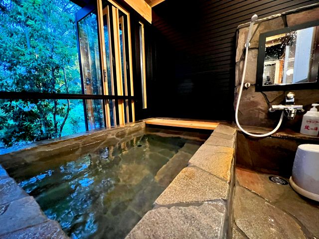 温泉 ”梵の湯” は無色透明のおだやかな泉質で肌がしっとりスベスベに♪  荒川のせせらぎ、小鳥の鳴き声を聞きながらゆったりとした時間をすごせます。