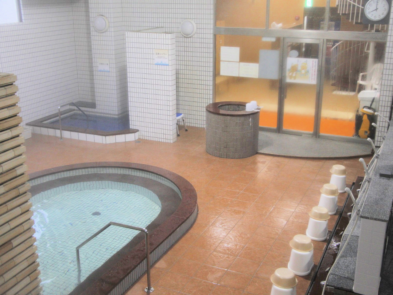 大風呂。43℃前後の熱いお湯です。