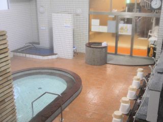 大風呂。43℃前後の熱いお湯です。