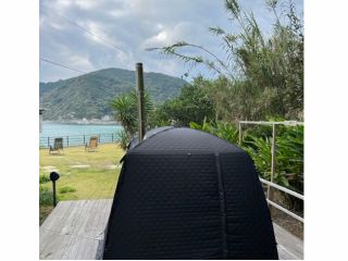 海の目の前でサウナが楽しめます。芝生に見えるのはサウナチェーです。人数分ご用意いたします。