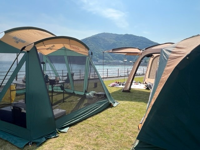 テントを楽しんで夜はお部屋でゆっくりできます