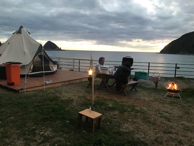 日が暮れてのんびりBBQ。波の音が癒してくれます