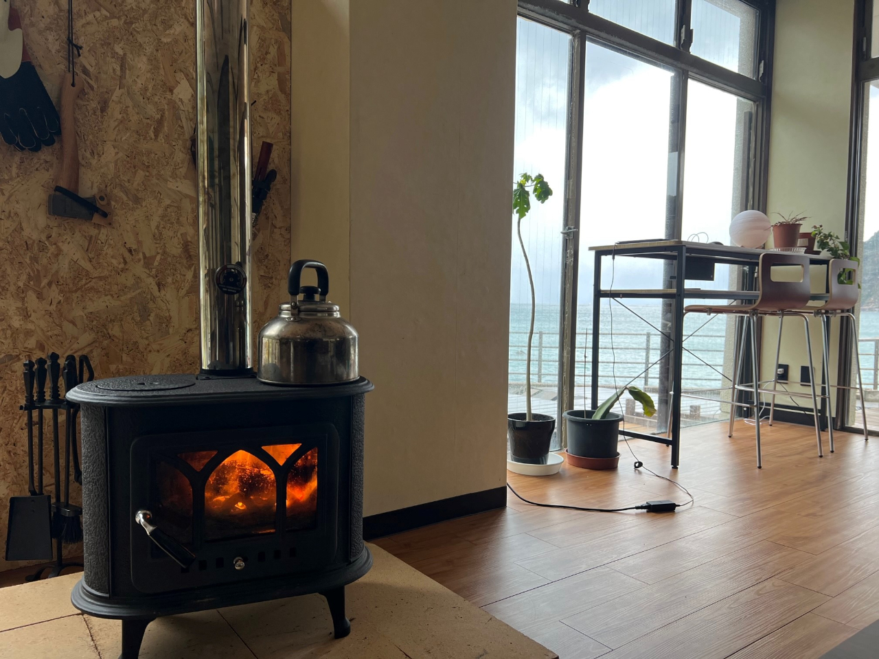 冬の海も良いものです。寒くなったらラウンジで薪ストーブであったまってください。優しいぬくもりが伝わります