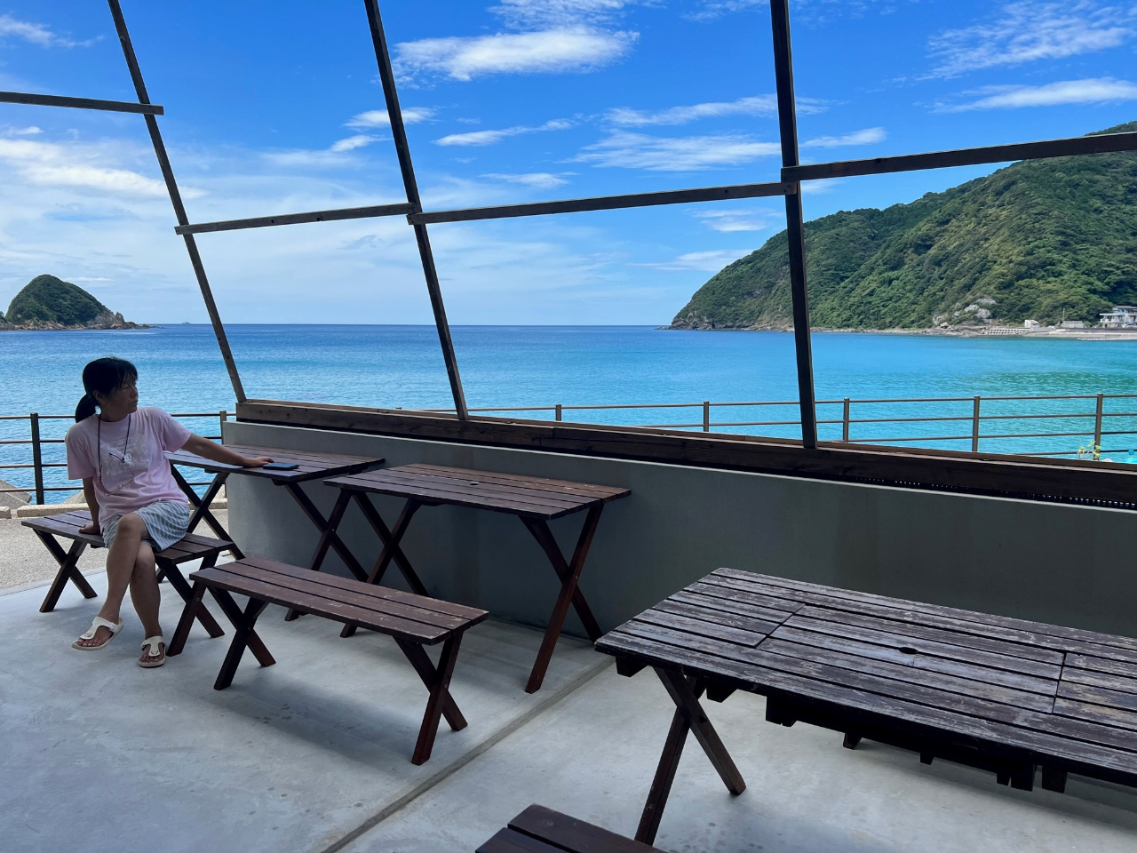 目の前の海。その先は何もない水平線です。天草東シナ海の真っ青な海です