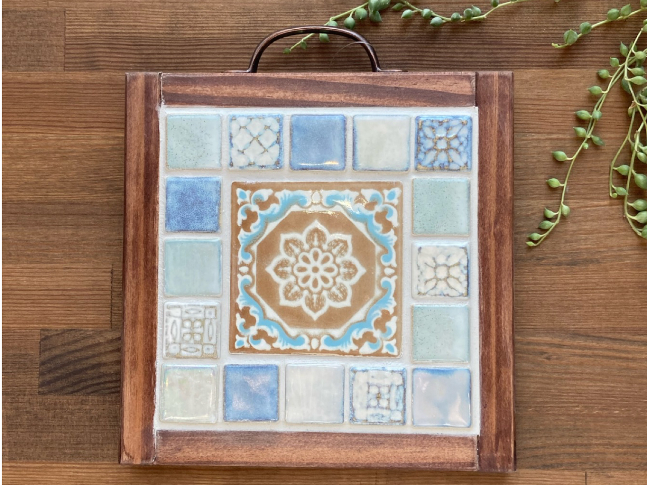 1番人気の持ち手付き鍋敷きです!使わない時は壁掛けにもなるんですよ〜