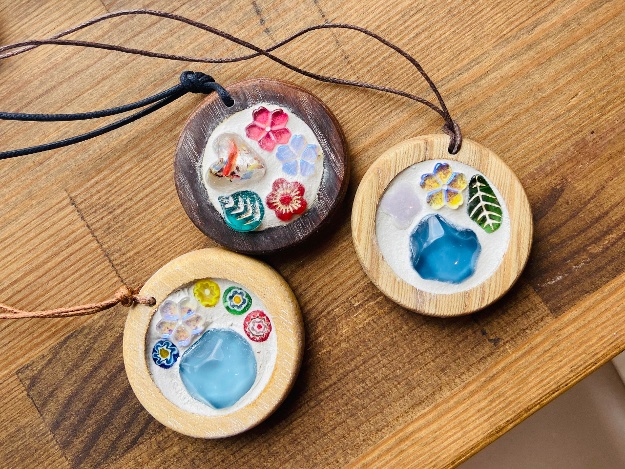 ペンダントも人気があります!ガラスタイルやガラスナギットを組み合わせてお気に入りを作っちゃおう!