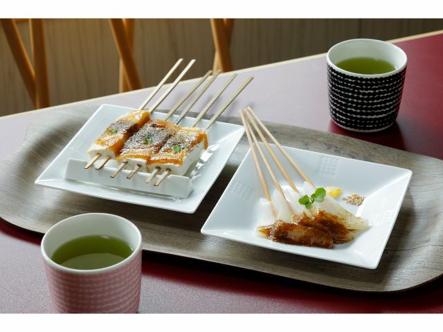 足羽山名物のとうふ田楽こんにゃくおでんづくりが,簡単に楽しく体験できます