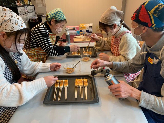 ご家族4名様で楽しくとうふ田楽を作成中。バンダナとエプロンご持参で,サブレをプレゼントします