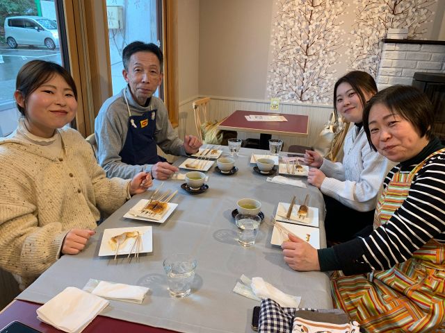 美味しく試食中。塩善茶舗さんのまろやかでコクのある煎茶と共に