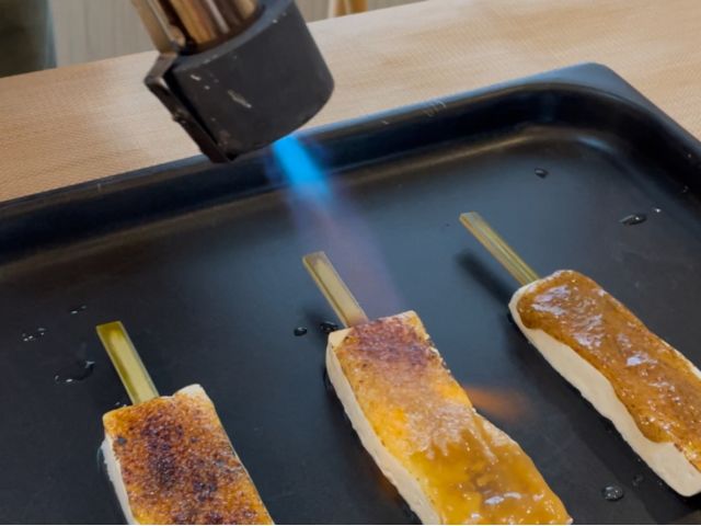 味噌を塗った田楽を炭火バーナーで更にこんがりと炙ります!味噌が香ばしく焼けてきて、美味しい香りが広がります。