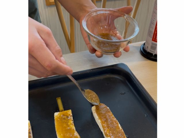こんがりあぶった豆腐に味噌を塗ります。甘味噌が主流ですが、辛子味噌もおすすめですよ!