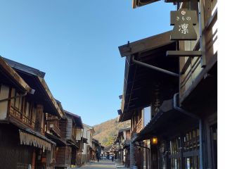 ”凛“看板と町並み