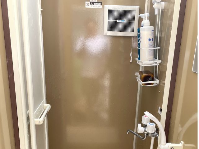 温水シャワーブース。サウナ後にご利用いただけば、綺麗な状態でお帰りいただけます!