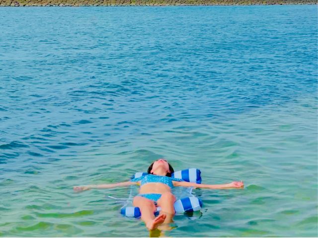 サウナ後の水風呂はりんくうビーチの海!※店舗内に冷水シャワーもあります。