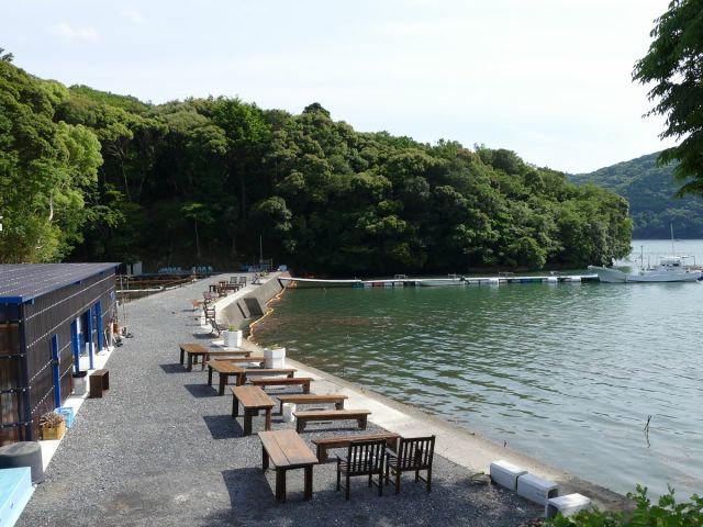 レジャー村全景。BBQ施設もあり、釣った魚をその場で食べる事ができます。またアッパ貝や牡蠣などの貝類ややきとりなどの販売もあり。(アッパ貝100円)