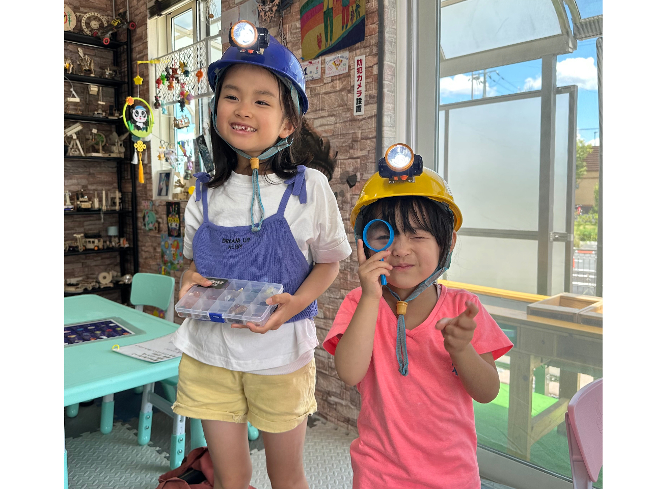 ヘレメットをかぶって、宝石探しに行こう!