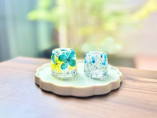 お好きな花材を配置し、固まるハーバリウム液で固めます★