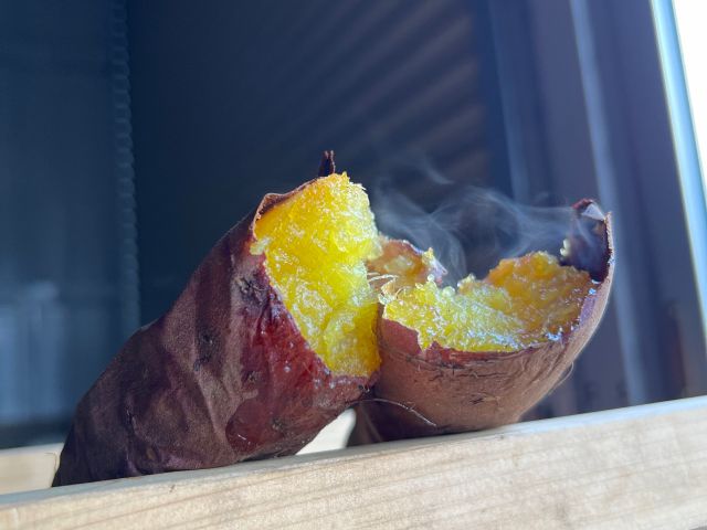 カズ屋の壺焼きシルクスイート!ねっとり上品な甘さのシルクスイートは舌触りが滑らかすぎて焼き芋に最適。自宅でも簡単に焼き芋をすることができます。