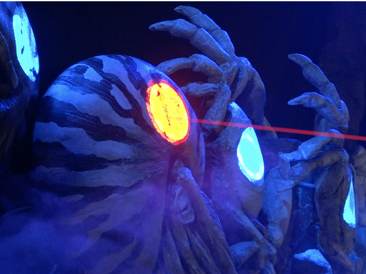 深海では様々な深海生物が「青く」光りますので、捕獲レーザーで狙ってたくさんの生物を捕獲してください!