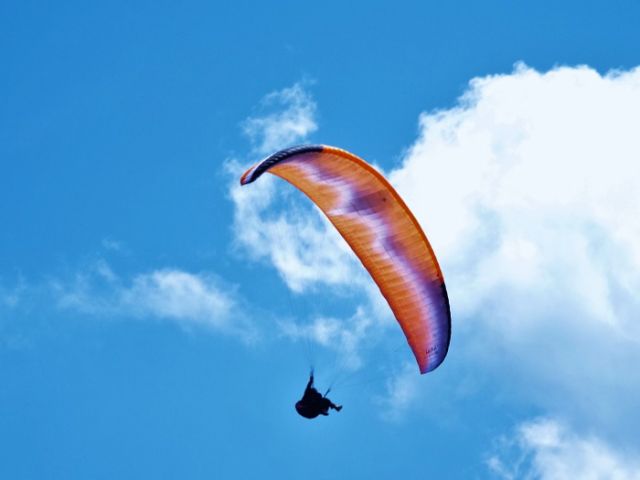 この大空に翼を広げて 雲の下まで飛んで行きたいなー 青い空 白い雲 パラグライダー飛行でしか味わえないものがある。