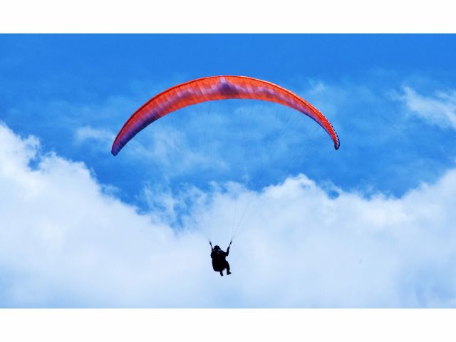 この大空に翼を広げて 鳥に なりたいなー 夢が叶う。
