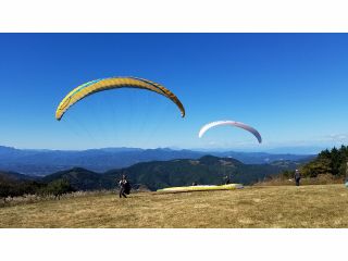 堂平スカイパークパラグライダースクール山頂天文台北側のフライトエリア 秩父連山、浅間山、蓼科高原、菅平高原、榛名明覚、赤城山、谷川岳、日光男体山が一望