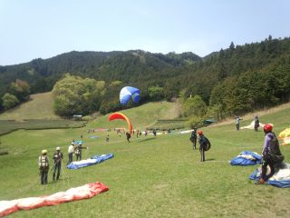 一日体験講習風景 取り扱い、セッティング、パッキング、操作方法等々レクチャー、皆さん初めてですから上手く出来なくても当たり前。楽しく飛ぶ練習しましょう。