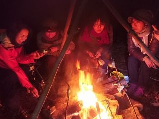 誰にも干渉されない藤河内渓谷の夜を楽しもう。星空の下で、佐伯の幸を焚き火で焼き、のんびり味わう。究極は、鍋を火にかける重ね煮雑炊。こんな世界があったかと感動。