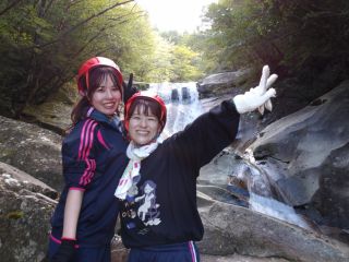 目的地の観音小滝は、藤河内渓谷の優れた景勝地。しかし、このコースの沢は1組のみしか挑戦できません。見事な流線形の一枚岩を堪能しましょう。