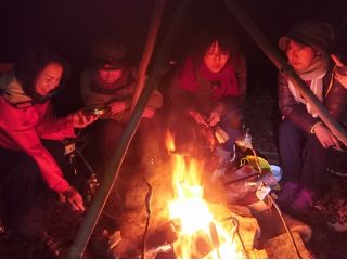 誰にも干渉されない藤河内渓谷の夜を楽しみましょう。星空の下で、佐伯の幸を焚き火で焼き、のんびり味わいます。究極は、鍋を火にかける重ね煮雑炊です。