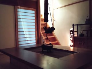 民宿1階に広い囲炉裏のある食事処があります。天井の高い空間でゆっくり10名食事ができます。