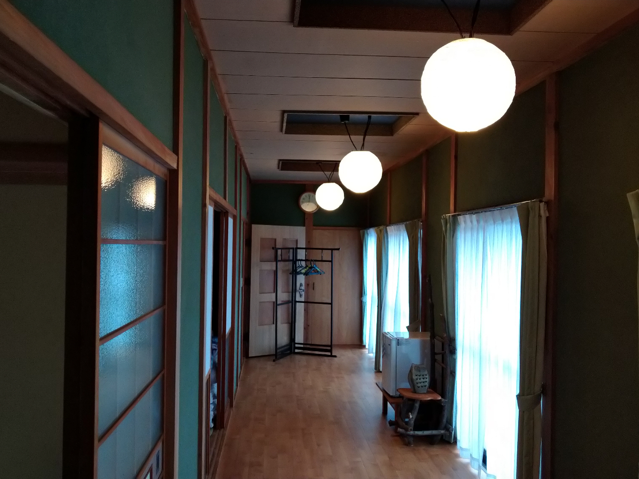 �ʓ���K�̍L�����[�J�ɖʂ���3����(�U��E�W��E8��)�B�G�A�R���A�e���r�AWi-Fi�����A���ʃg�C�����e2��������A10�����������h���ł��܂��B