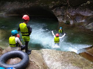 藤河内渓谷は、人の目に触れることのない無数のおうけつがあります。その内の一つを選定しご案内。子供から大人まで楽しめます。