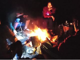 夜は、焚火に鍋をかけ、豊後水道の幸を焼きながらゆっくり夜を過ごします。晴れていれば林の隙間から星空が見え、テントの外でも寝ることができます。