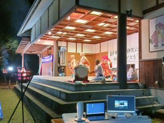 宇目神楽殿で行われる夜神楽。神秘的で別世界に誘います。