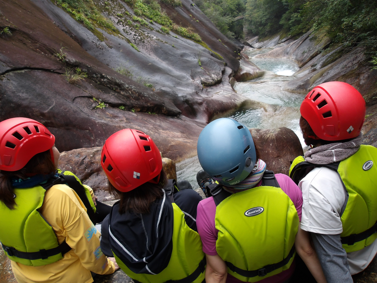 �����A�w�����b�g�𒅂���C�𗚂��āA�ꖇ����ω���Ɍ����ďo�����܂��傤�B���ꂪ����Ώ��S�҂��q�������S�ɕ����܂��B���Ƃ̑����̓K�C�h�������܂��B