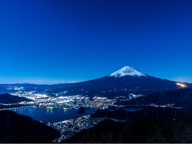 河口湖と富士山を望む展望台より。片道約40分の徒歩移動になりますが見晴らしの良い展望台などへご案内も可能です。