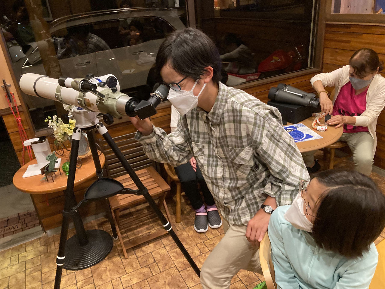 この日はあいにくの雨降り。いっしょうけんめいに望遠鏡で観ているものは??