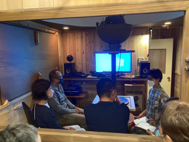 あいにくの雨の日バージョン。天文シュミレーターで星の見つけ方などを勉強したあとに、レトロなプラネタリウムでその日に見える星座を探せるようになるよ〜。