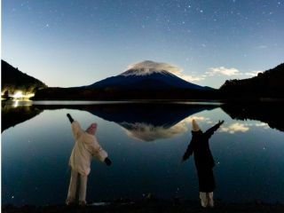 星空や夜の富士山をバックに記念撮影致します。