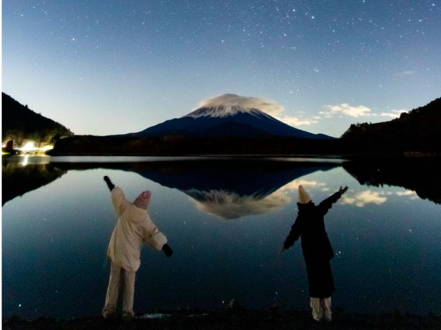 星空や夜の富士山をバックに記念撮影致します。