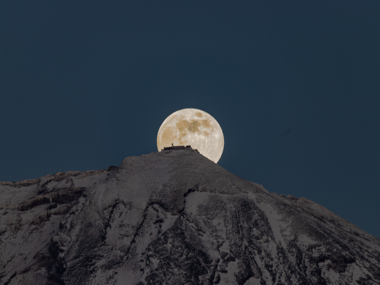 山頂の月がみえることもあります。