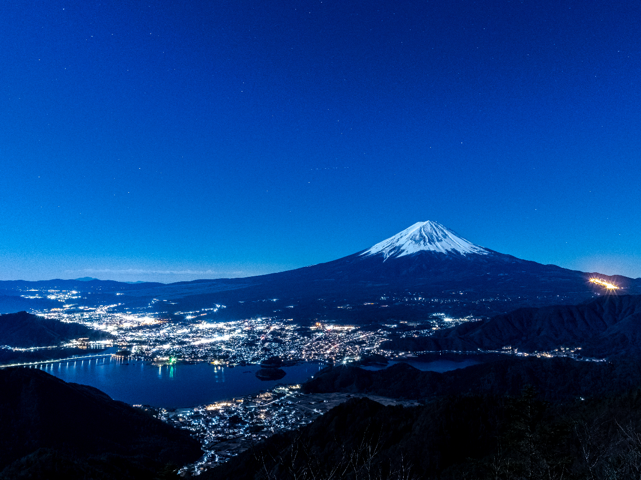 河口湖と富士山を望む展望台より。片道約40分の徒歩移動になりますが見晴らしの良い展望台などへご案内も可能です。