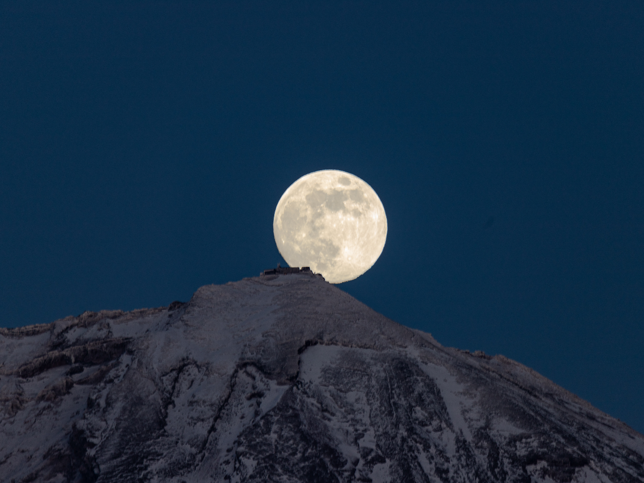 山頂の月。こちらは日時の調整が必要です。こちらは望遠レンズによる固定撮影です。レリーズというシャッターを押す用品が必要です。