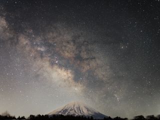 富士山麓のさまざまな星空撮影ポイントへご案内してご自身のカメラでほしぞらを撮影して頂く教室です。