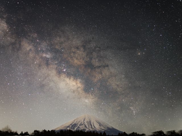 富士山麓のさまざまな星空撮影ポイントへご案内してご自身のカメラでほしぞらを撮影して頂く教室です。