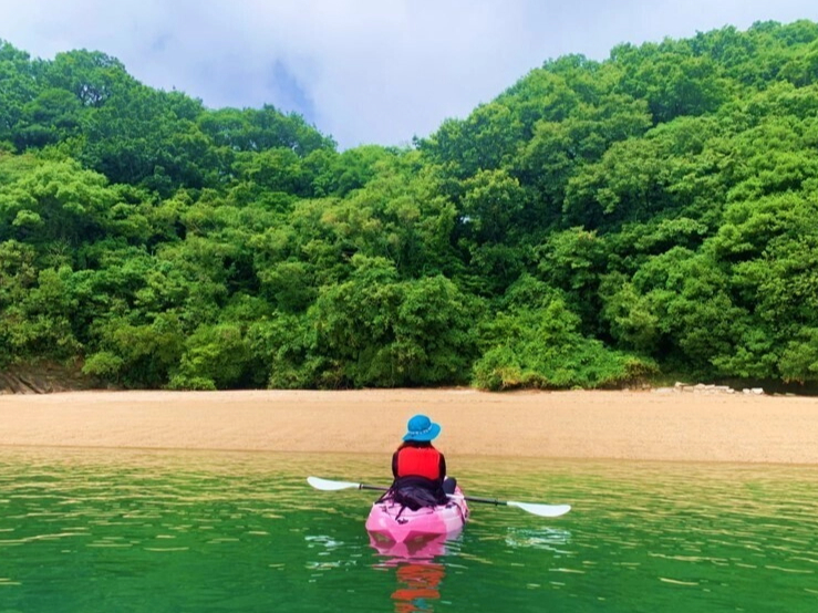 ܌Ãml̉ɂ̓JbNłsȂ閧̃vCx[gr[`łBɂAĂ܂B