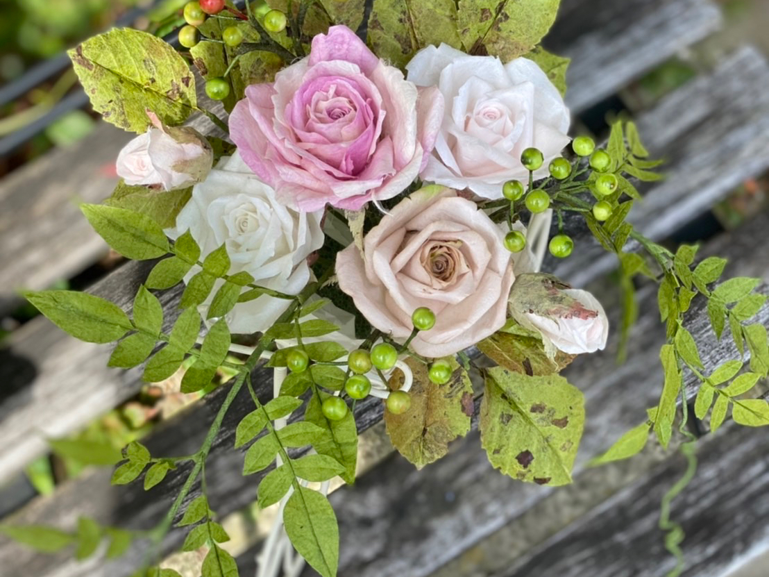 ハサミと千枚通しを使用し制作していきます。